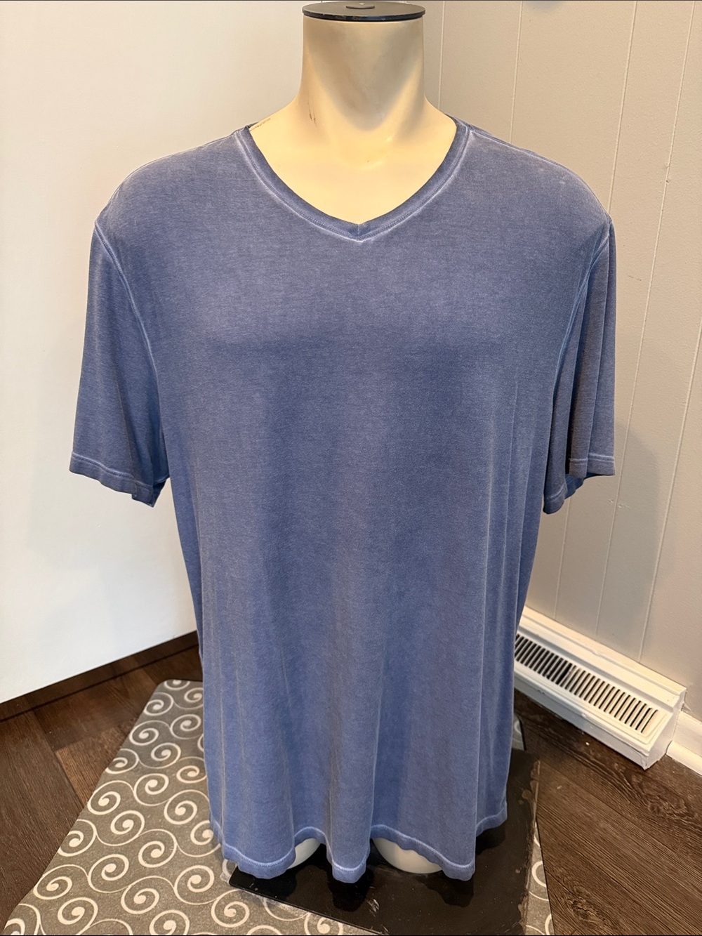 lululemon athletica Men's V-Neck Short Sleeve Tee in Washed Blue
